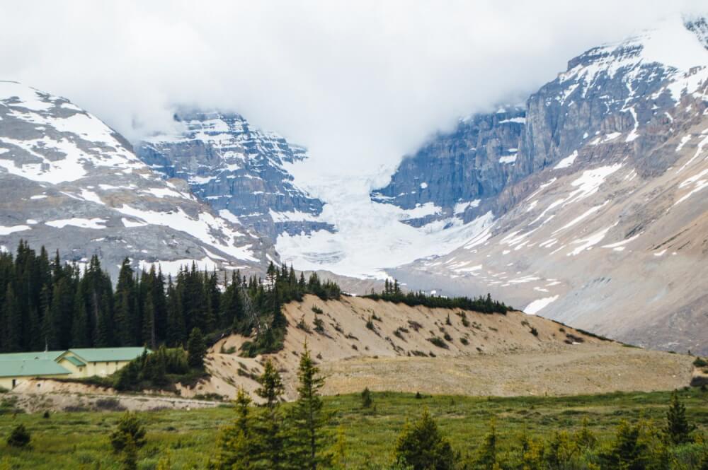 Absolutely stunning set of photos from Banff National Park in Alberta, Canada! These photo guide to Banff will have you booking a ticket immediately. Includes photos of Lake Louise, Lake Moraine, Peyto Lake and more. #Alberta #Canada #LakeLouise #PeytoLake #MoraineLake