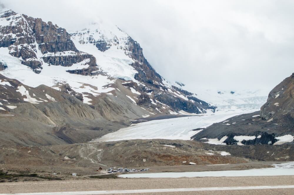 Absolutely stunning set of photos from Banff National Park in Alberta, Canada! These photo guide to Banff will have you booking a ticket immediately. Includes photos of Lake Louise, Lake Moraine, Peyto Lake and more. #Alberta #Canada #LakeLouise #PeytoLake #MoraineLake