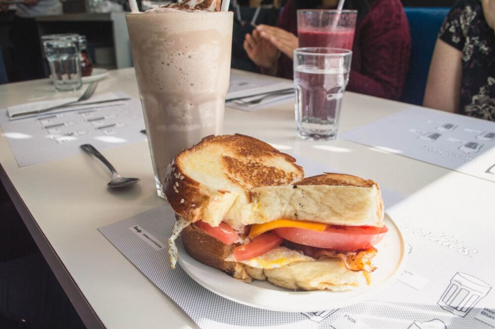 Drool. This post has the BEST list of delicious brunch places to visit when you're in Montreal. Don't miss these on your next visit to Quebec!