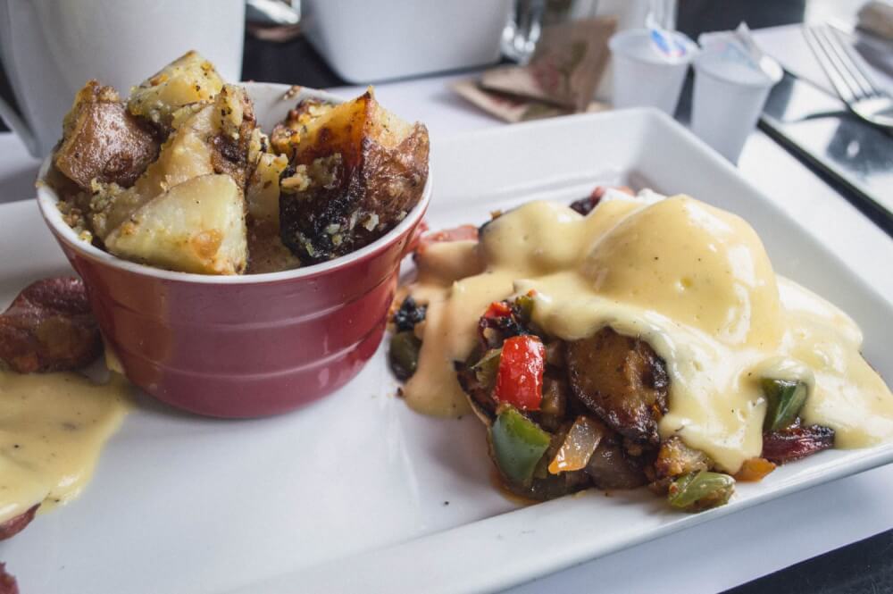 Drool. This post has the BEST list of delicious brunch places to visit when you're in Montreal. Don't miss these on your next visit to Quebec!