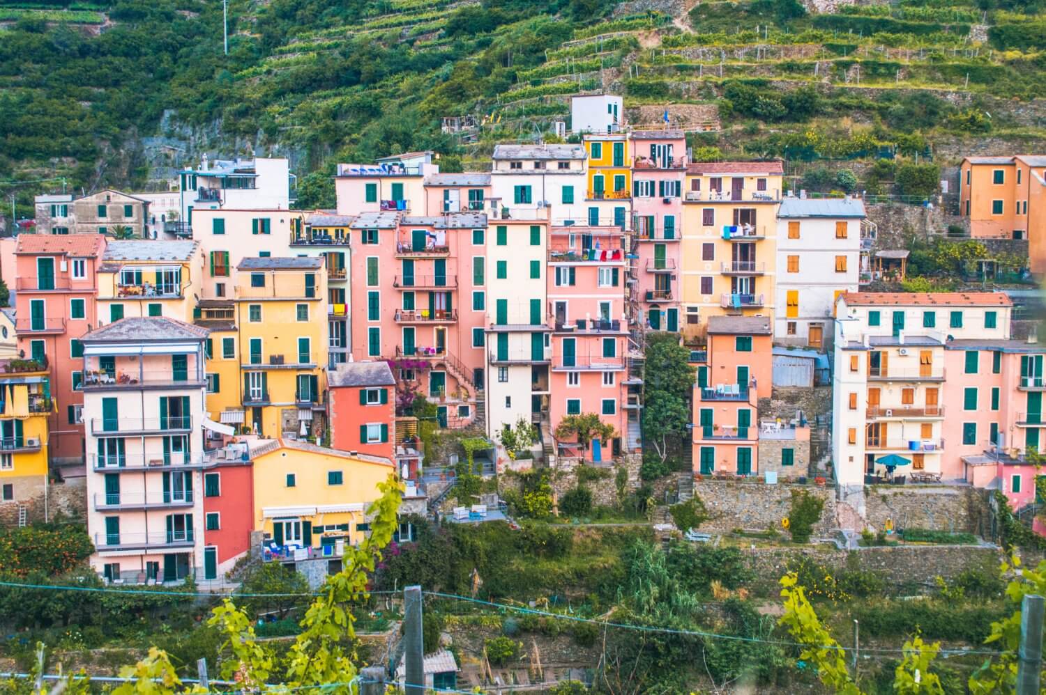 WOW - amazing photo guide to Cinque Terre, Italy, one of the most beautiful places in the world. If you are planning a trip to Italy or plan to travel to Cinque Terre, you need to see these incredible photos! #italy #cinqueterre