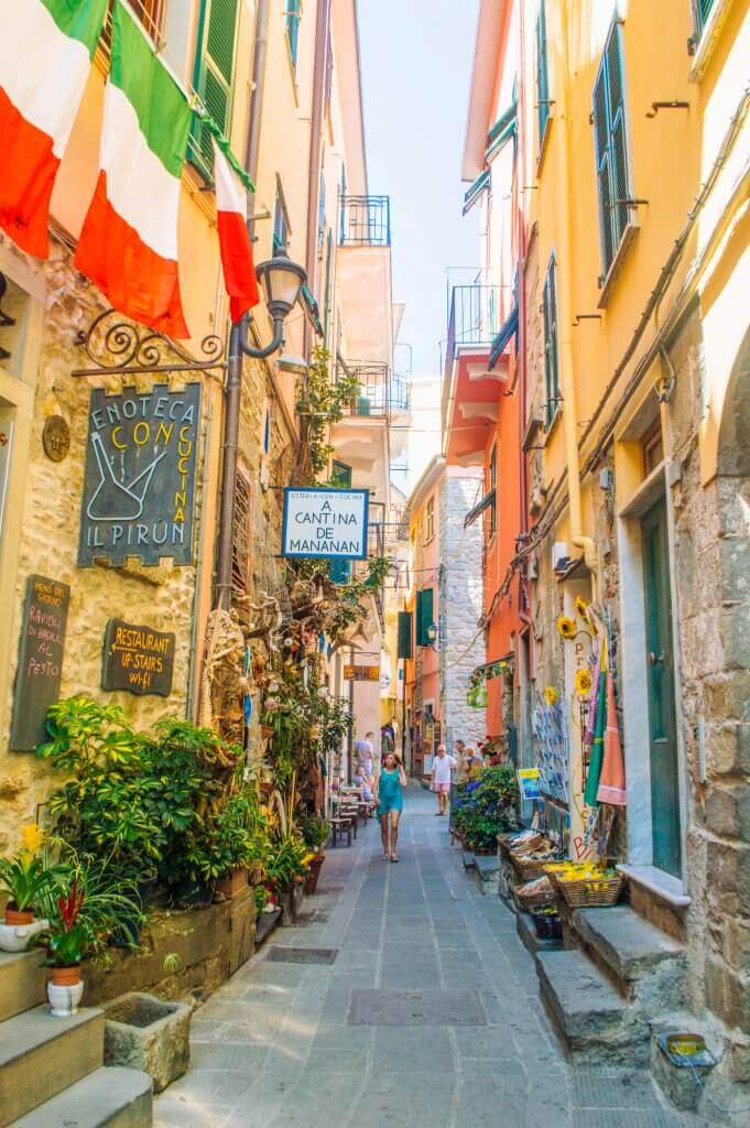 WOW - amazing photo guide to Cinque Terre, Italy, one of the most beautiful places in the world. If you are planning a trip to Italy or plan to travel to Cinque Terre, you need to see these incredible photos! #italy #cinqueterre