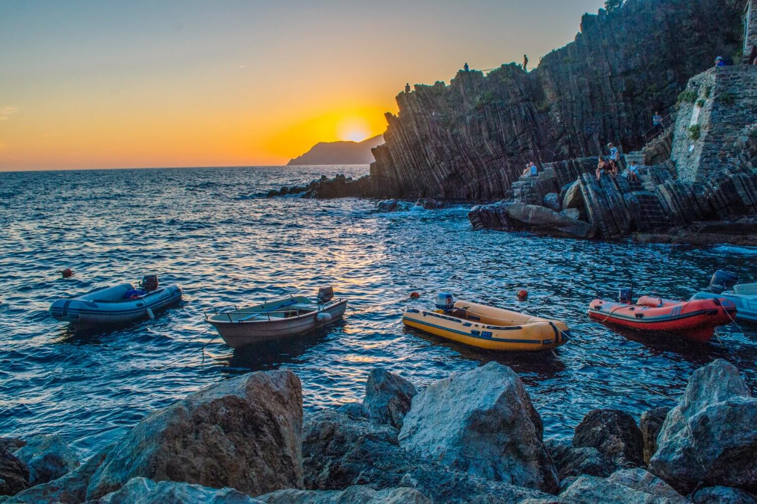 WOW - amazing photo guide to Cinque Terre, Italy, one of the most beautiful places in the world. If you are planning a trip to Italy or plan to travel to Cinque Terre, you need to see these incredible photos! #italy #cinqueterre