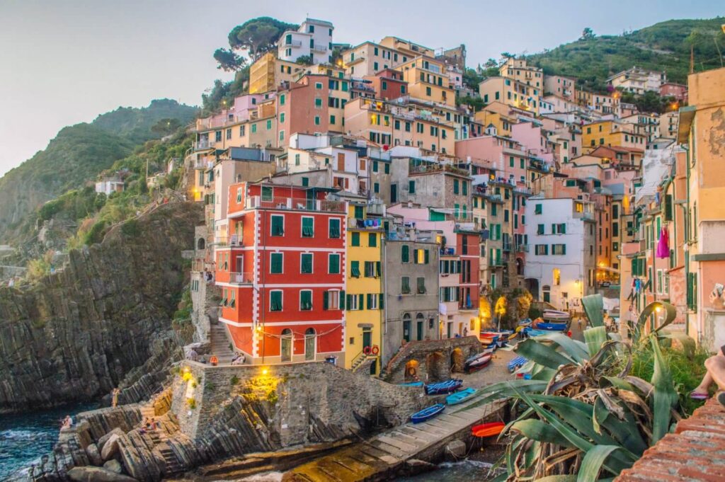 WOW - amazing photo guide to Cinque Terre, Italy, one of the most beautiful places in the world. If you are planning a trip to Italy or plan to travel to Cinque Terre, you need to see these incredible photos! #italy #cinqueterre