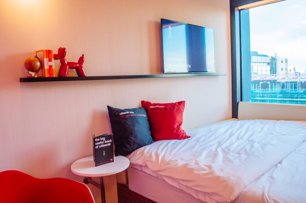 An affordable luxury hotel in London? YES it's possible! The citizenM Tower of London hotel might just be one of London's best deals. Click through for a detailed review with photos to see what the buzz is all about. Deciding where to stay in London just got easier!