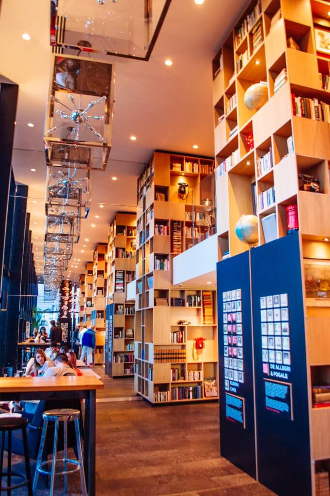 An affordable luxury hotel in London? YES it's possible! The citizenM Tower of London hotel might just be one of London's best deals. Click through for a detailed review with photos to see what the buzz is all about. Deciding where to stay in London just got easier!