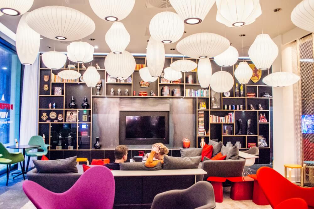 An affordable luxury hotel in London? YES it's possible! The citizenM Tower of London hotel might just be one of London's best deals. Click through for a detailed review with photos to see what the buzz is all about. Deciding where to stay in London just got easier!