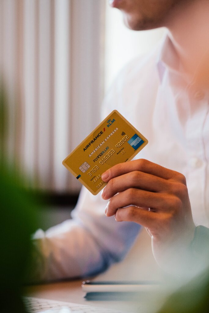 Hombre con tarjeta de crédito en la computadora