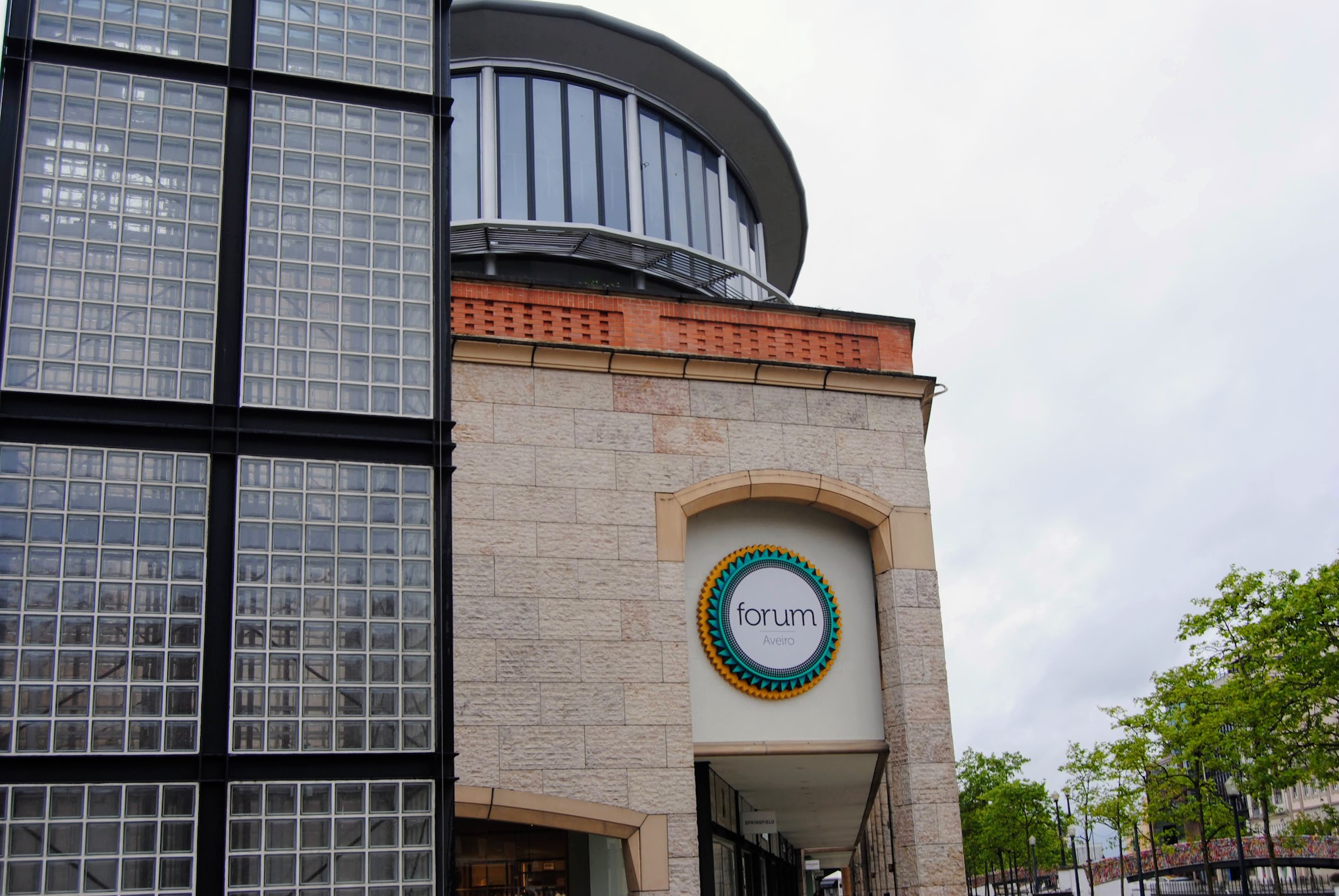 A stone and glass building with a sign that says "forum Aveiro"