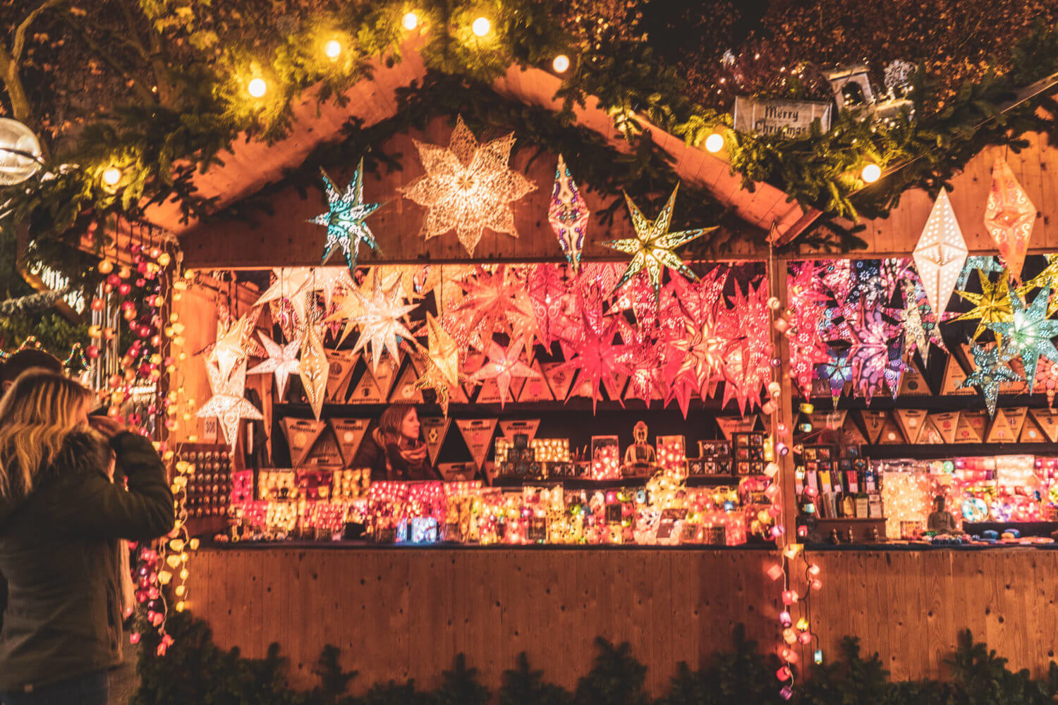 Estrellas de papel en un mercado navideño alemán