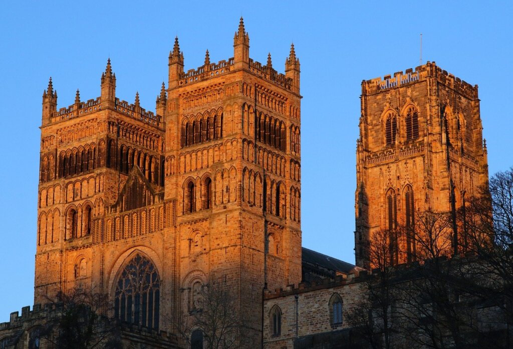 Durham Cathedral marks Queen's death with service of reflection - BBC News