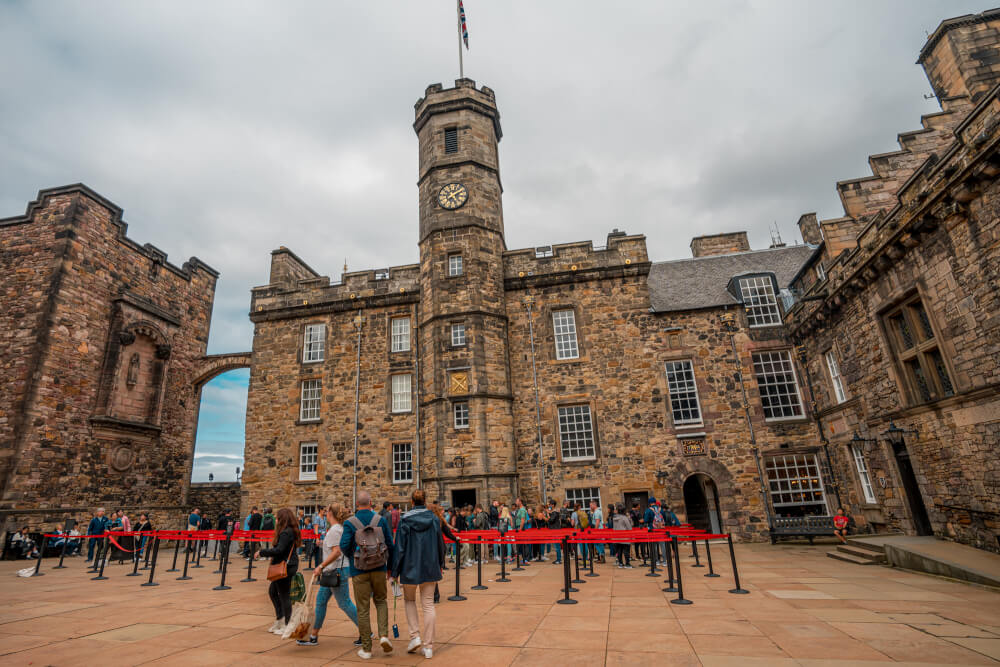 how long to tour edinburgh castle