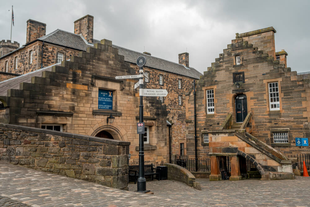 how long to tour edinburgh castle