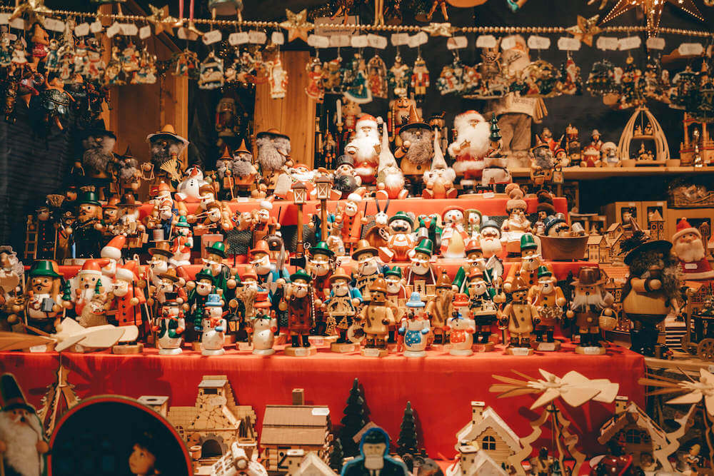 Adornos y juguetes de madera en un mercado navideño alemán