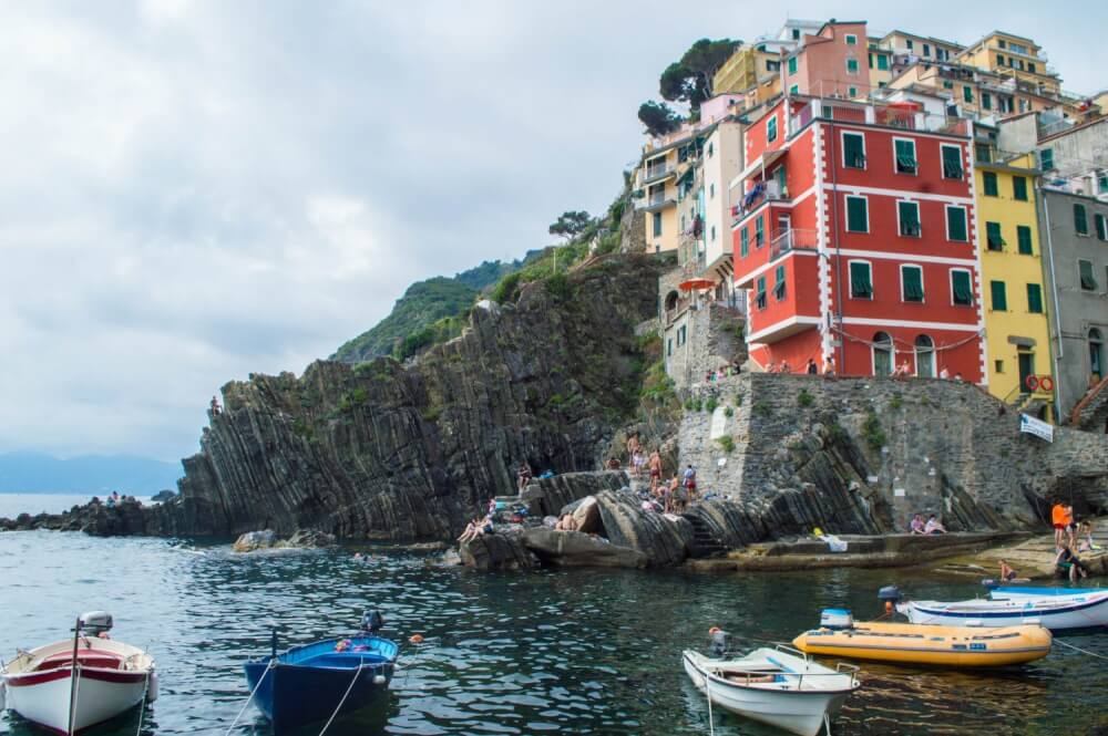 hold da op - den bedste Cinke Terre, Italien guide derude! Resumeer alle de vigtige must-dos under et besøg i Terre. Gå ikke glip af dette, hvis du planlægger at rejse til Italien. #Italy #cliff jump in Riomaggiore ting at gøre i Riomaggiore!'t miss this if you're planning on travelling to Italy. #Italy #CinqueTerre #Wanderlust