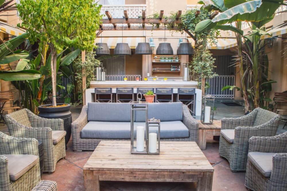 Hollywood Hotel review in Los Angeles! A great hotel for those seeking a central location in Hollywood with comfortable rooms and pleasant staff.