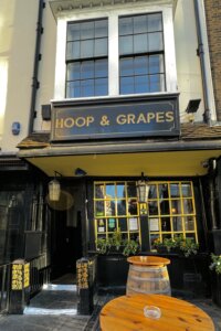 20+ Historical & Unique Pubs in London that Visitors Can't Miss!