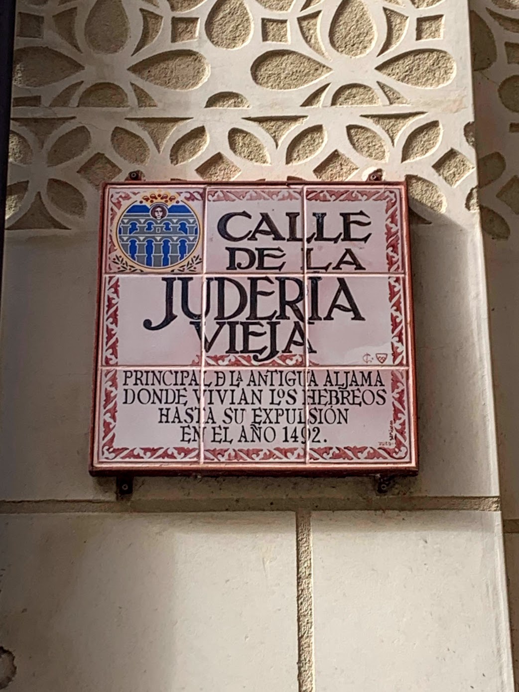 A sign in Spanish that says "Old Jewish Quarter Street"