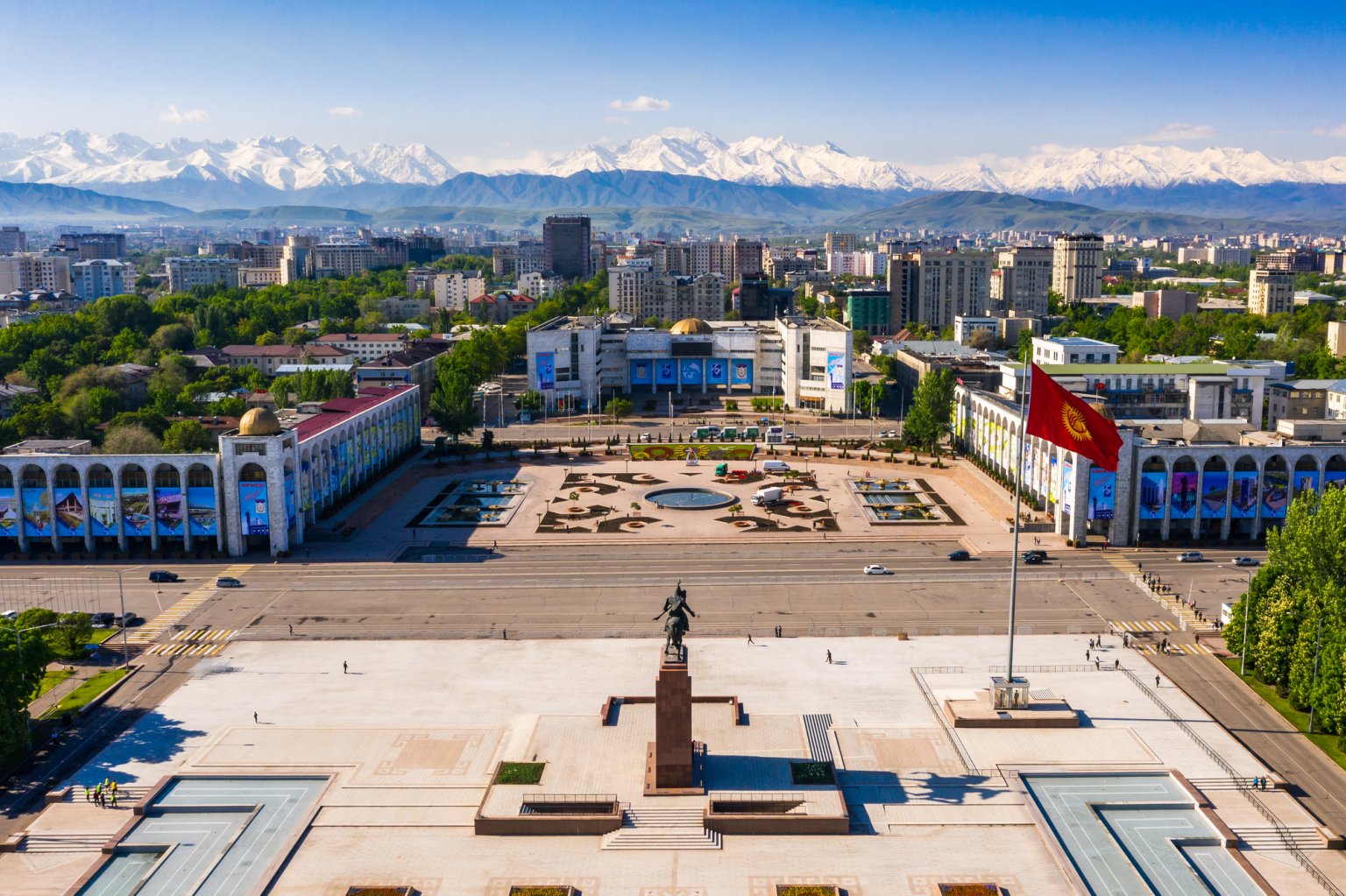 Памятник в центре Бишкека Магас