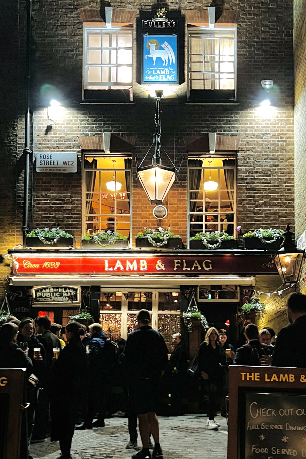 20+ Historical & Unique Pubs in London that Visitors Can't Miss!