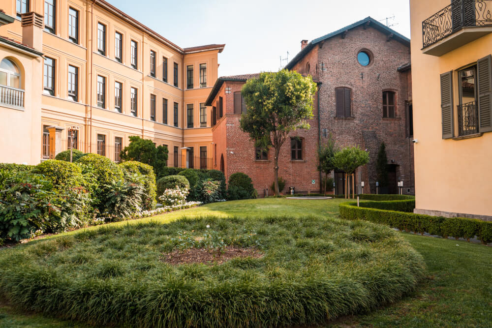 Leafy courtyard outside of the Last Supper in Milan