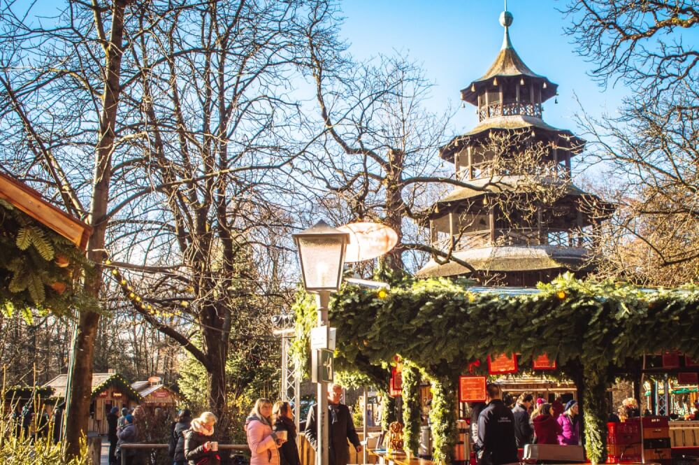 den bedste og mest grundige guide derude til Munich julemarkeder! Gå ikke glip af denne guide, hvis du planlægger at besøge Munich, Tyskland til julemarkeder. Inkluderer de bedste markeder at besøge, hvad man skal gøre, hvad man skal spise og mere. #Munich #Germany #Christmas #ChristmasMarkets't miss this guide if you're planning on visiting Munich, Germany for Christmas Markets. Includes the best markets to visit, what to do, what to eat and more. #Munich #Germany #Christmas #ChristmasMarkets