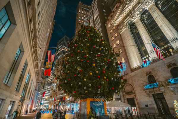 25 Magical Things To Do During The Holidays Christmas In New York 2024   New York Stock Exchange Christmas Tree 06968 600x400 