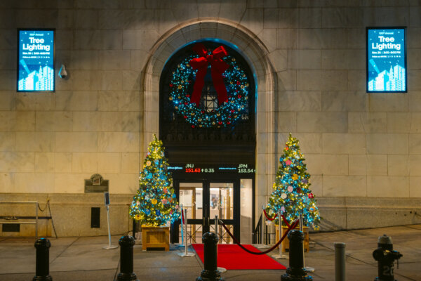 25 Magical Things To Do During The Holidays Christmas In New York 2024   New York Stock Exchange Christmas Tree 06969 600x400 