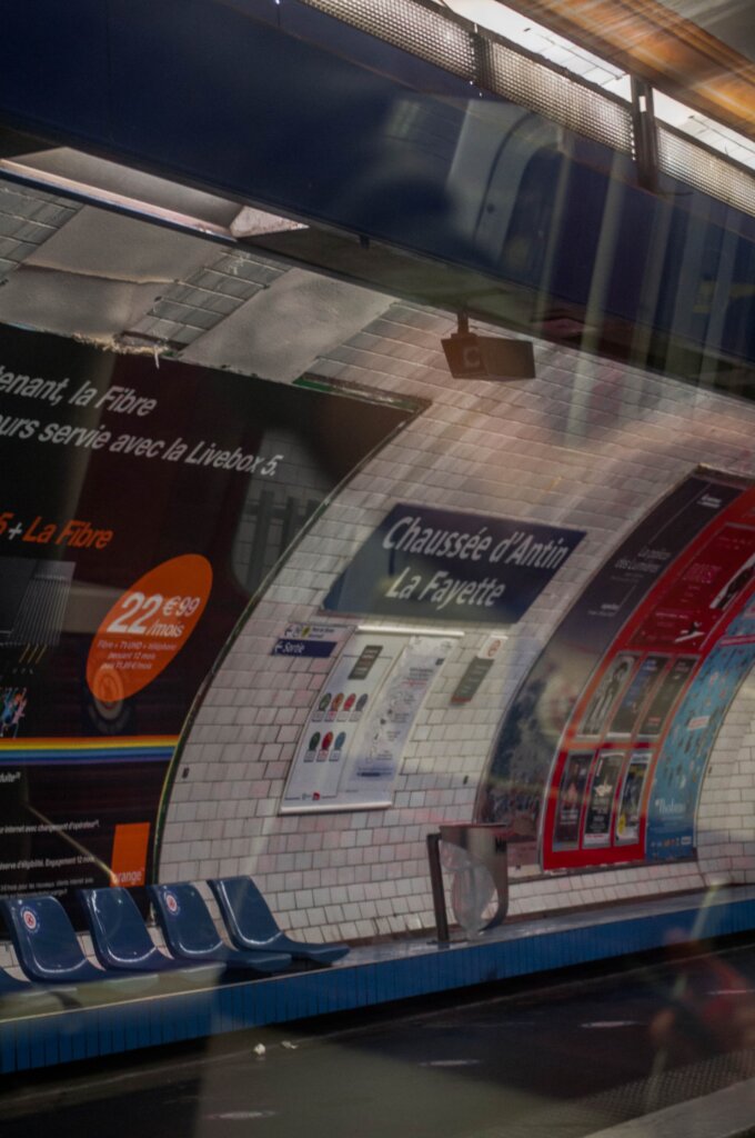 Paris Metro sign from inside the car