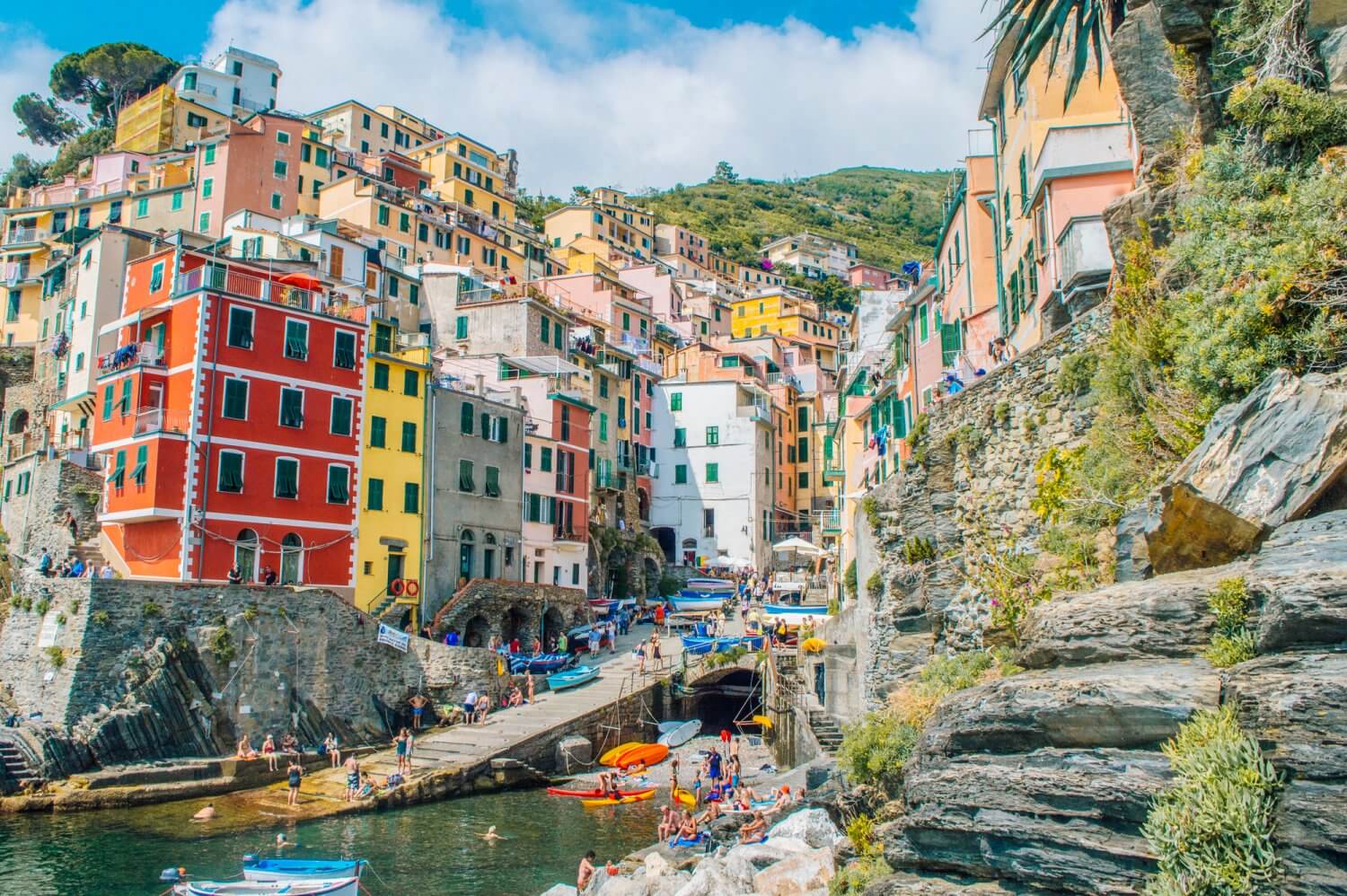WOW - amazing photo guide to Cinque Terre, Italy, one of the most beautiful places in the world. If you are planning a trip to Italy or plan to travel to Cinque Terre, you need to see these incredible photos! #italy #cinqueterre