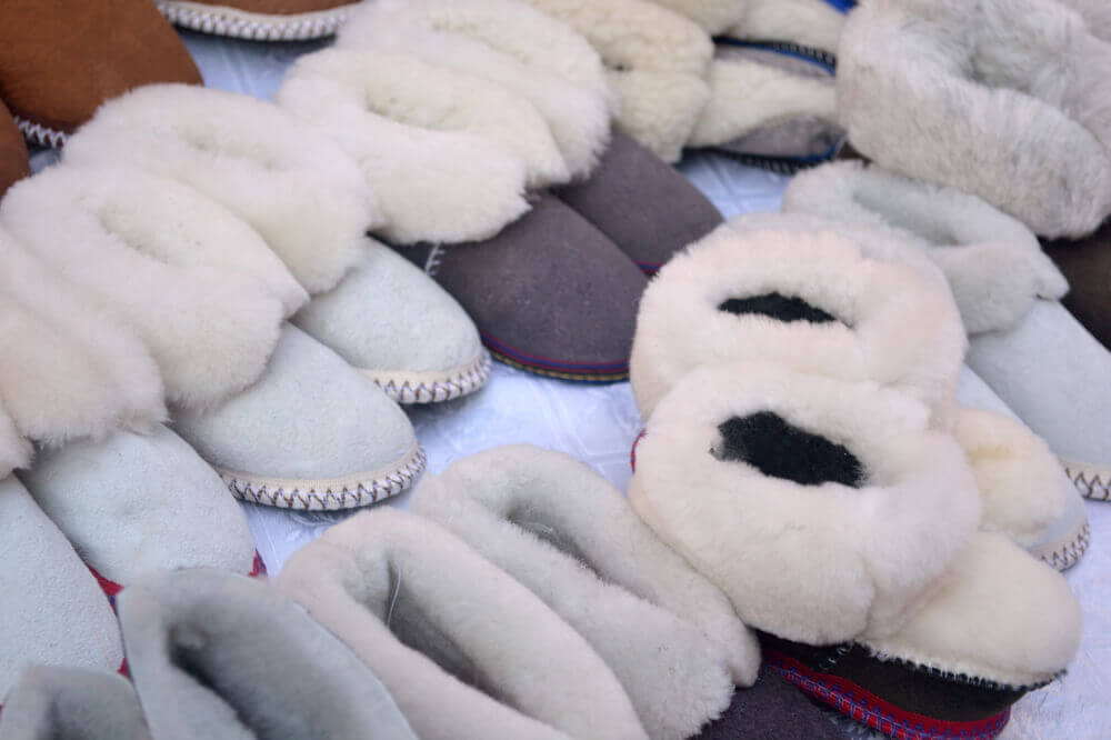 Suaves pantuflas de piel de oveja en un mercado navideño alemán