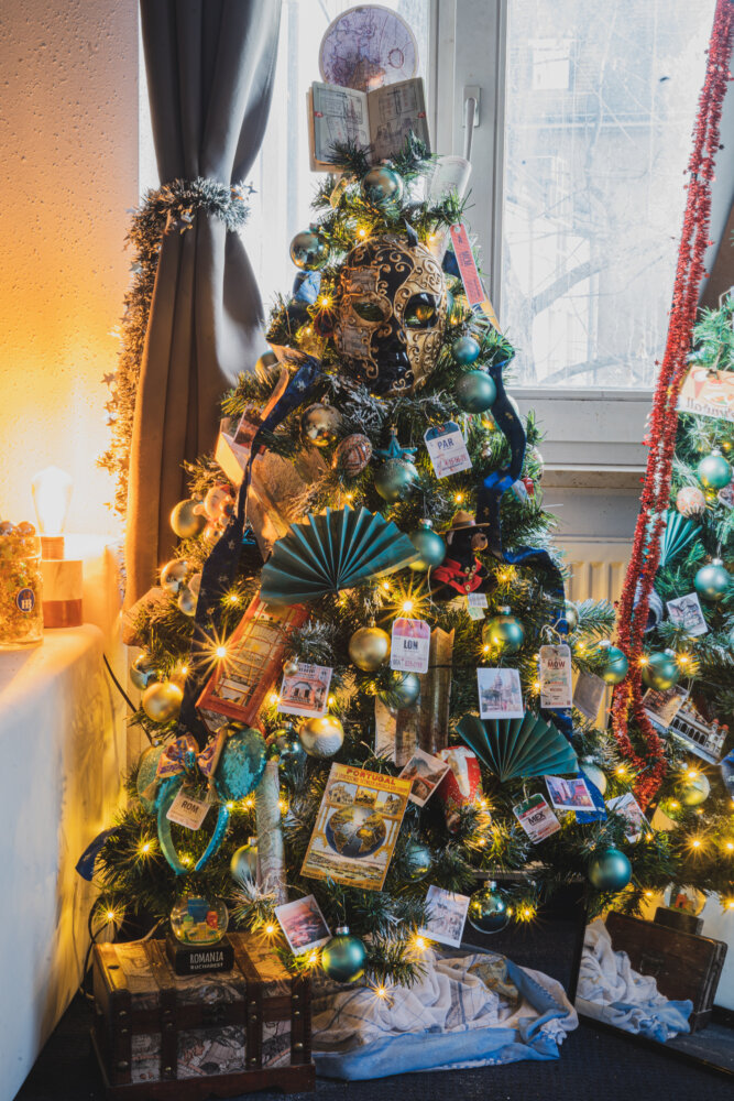 Unveiling My Travel-Themed Christmas Tree… and How You Can Make Your Own!