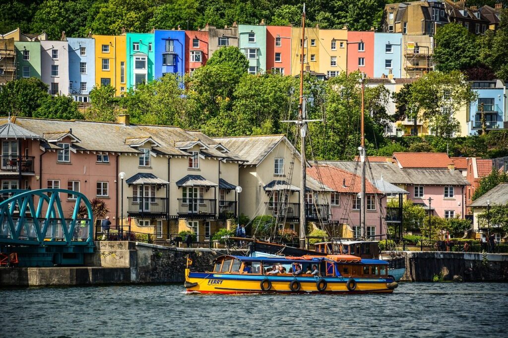 Amazing city guide to Bristol, England. Includes fantastic must-know local tips on what to do in Bristol, where to eat, where to stay and more. #Bristol #England #Travel