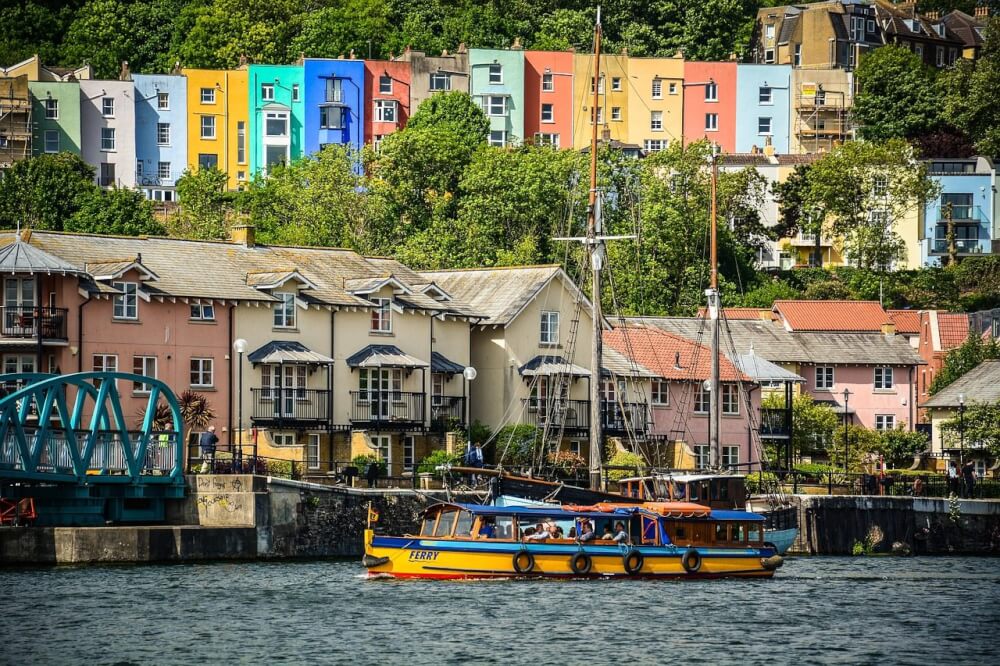 Amazing city guide to Bristol, England. Includes fantastic must-know local tips on what to do in Bristol, where to eat, where to stay and more. #Bristol #England #Travel