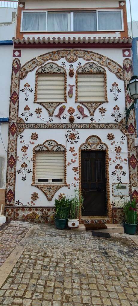 White house decorated with seashells