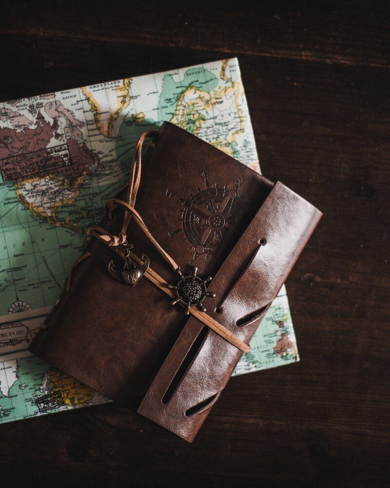 The BEST list of personalized gifts for travellers. Includes options for all budgets - the perfect gift ideas for travelers. #travel #giftguide #christmas #shopping