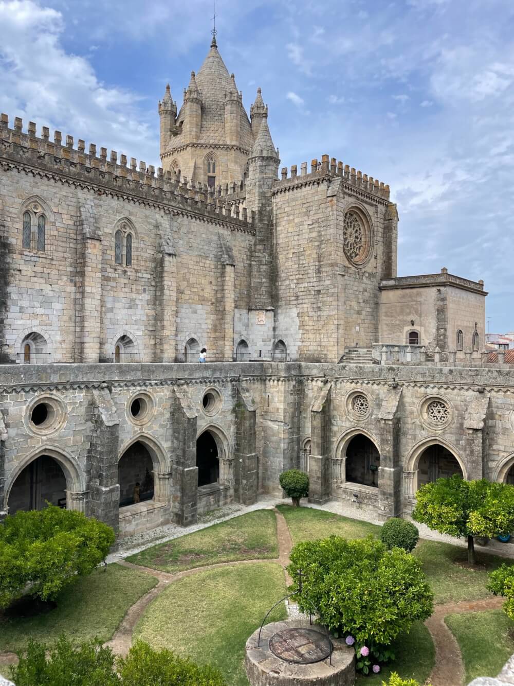The Evora cathedral and courtyard