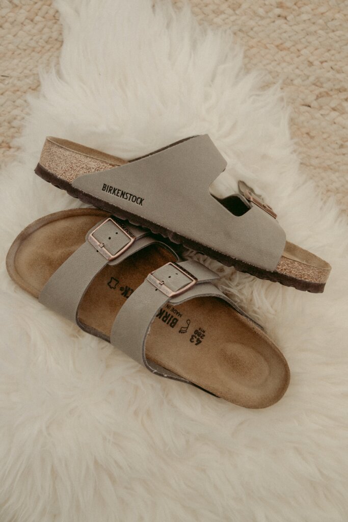 Sandalias Birkenstock en una alfombra