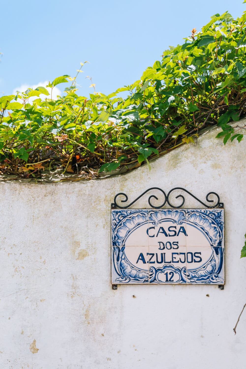 A hand painted ceramic sign that says "Casa Dos Azulejos"